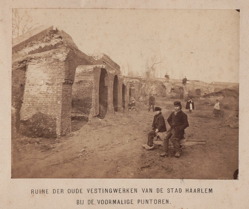 Ruine der oude vestingwerken van de stad Haarlem bij de voormalige Pijntoren by nn
